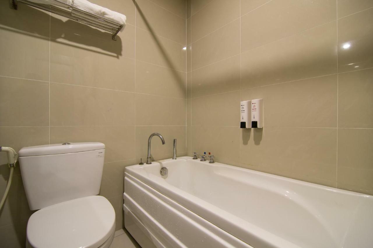 Reddoorz Plus @ Trung Son Residence Ho Chi Minh City Bagian luar foto